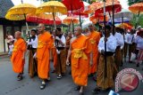 Sejumlah Biksu bersama umat Buddha mengikuti arak-arakan perayaan Tri Suci Waisak 2561 B.E/2017 di kawasan candi Borobudur Magelang, Jateng, Rabu (10/5). Arak-arakan diikuti ribuan umat Buddha dimulai dari candi Mendut menuju candi Borobudur sejauh 3,5 kilometer. ANTARA FOTO/Anis Efizudin/wdy/17.