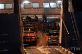Sejumlah pekerja mengevakuasi muatan truk yang terguling diatas KMP Jambo IX di Pelabuhan LCM Ketapang, Banyuwangi, Jawa Timur, Selasa (9/5)malam. Truk bermuatan triplek yang terguling diatas Kapal Motor Penumpang (KMP) Jambo IX dari Pelabuhan Gilimanuk Bali menuju Pelabuhan Ketapang Banyuwangi tersebut, diduga terjadi akibat kapal oleng karena kerusakan mesin kemudi kapal yang menyebabkan kapal tersebut harus mendarat darurat dengan dibantu dua kapal. Tidak ada korban dalam kejadian ini, semua kendaraan masih tertahan diatas kapal menunggu proses evakuasi. Antara Jatim/Budi Candra Setya/zk/17.