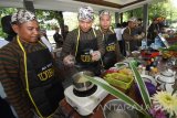 Sejumlah perwira menengah TNI AL mengikuti lomba memasak di Lapangan Aru Akademi Angkatan Laut (AAL) Bumimoro Surabaya, Jawa Timur, Selasa (9/5). Lomba memasak yang diikuti sekitar 17 peserta tersebut turut memeriahkan Hari Pendidikan TNI AL (Hardikal) ke-71 tahun. Antara Jatim/M Risyal Hidayat/17