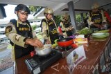 Sejumlah perwira menengah TNI AL mengikuti lomba memasak di Lapangan Aru Akademi Angkatan Laut (AAL) Bumimoro Surabaya, Jawa Timur, Selasa (9/5). Lomba memasak yang diikuti sekitar 17 peserta tersebut turut memeriahkan Hari Pendidikan TNI AL (Hardikal) ke-71 tahun. Antara Jatim/M Risyal Hidayat/17