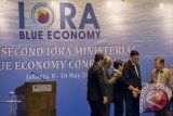 Wakil Presiden Jusuf Kalla (kanan) berjabat tangan dengan Menko Maritim dan Sumber Daya Luhut Pandjaitan (kedua kanan), Menteri Luar Negeri Retno Marsudi (tengah), Menteri Perhubungan Budi Karya Sumadi (kiri) dan Sekretaris Jenderal Indian Ocean RIM Association (IORA) K.V Bhagirath (kedua kiri) pada pembukaan 2nd IORA Ministerial Conference di Jakarta, Rabu (10/5). Konferensi tingkat menteri yang mengambil tema 'Financing Blue Economy' tersebut membahas soal perikanan dan budidaya perikanan, kerja sama antar pelabuhan, kepabeanan, pariwisata kelautan dan penanggulangan sampah plastik laut yang akan diadopsi ke dalam Jakarta Declaration on the Blue Economy. ANTARA FOTO/Widodo S Jusuf/wdy/17.