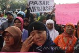 Sejumlah pedagang pasar membawa poster saat berunjukrasa di depan gedung DPRD, Malang, Jawa Timur, Rabu (10/5). Mereka menolak direlokasi ke pasar terpadu karena merasa kuatir kehilangan pelanggan. Antara Jatim/Ari Bowo Sucipto/zk/17