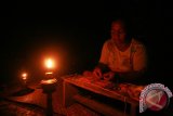 Warga Suku Dayak Tamambaloh, Marsiana Dayun (47) membuat kerajinan Sumping yang terbuat dari manik-manik dengan menggunakan penerangan lilin di kediamannya di Desa Labian, Kecamatan Batang Lupar, Kabupaten Kapuas Hulu, Selasa (9/5) malam. Marsiana menyatakan karena tempat tinggalnya berada jauh dari pemukiman warga, maka rumahnya tidak bisa mendapatkan aliran listrik negara hingga Ia harus menggunakan lilin setiap malam. ANTARA FOTO/Victor Fidelis Sentosa/jhw/17