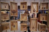 Pengunjung melihat produk aksesoris di salah satu stan pameran Batik Bordir dan Aksesoris Fair 2017 di Surabaya, Jawa Timur, Rabu (10/5). Pameran yang berlangsung hingga 14 Mei 2017 tersebut menampilkan berbagai produk batik, bordir, tenun dan aksesoris dari 38 kabupaten di Jawa Timur yang bertujuan untuk memberi apresiasi dan kesempatan kepada para perajin serta pengusaha untuk mengembangkan kreatifitas, produktifitas dan jaringan pasar. Antara Jatim/Moch Asim/zk/17