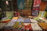 Pedagang menata produk kain batik di salah satu stan pameran Batik Bordir dan Aksesoris Fair 2017 di Surabaya, Jawa Timur, Rabu (10/5). Pameran yang berlangsung hingga 14 Mei 2017 tersebut menampilkan berbagai produk batik, bordir, tenun dan aksesoris dari 38 kabupaten di Jawa Timur yang bertujuan untuk memberi apresiasi dan kesempatan kepada para perajin serta pengusaha untuk mengembangkan kreatifitas, produktifitas dan jaringan pasar. Antara jatim/Moch Asim/zk/17