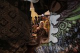 Pengunjung mencoba kalung di stan aksesoris saat pameran Batik Bordir dan Aksesoris Fair 2017 di Surabaya, Jawa Timur, Rabu (10/5). Pameran yang berlangsung hingga 14 Mei 2017 tersebut menampilkan berbagai produk batik, bordir, tenun dan aksesoris dari 38 kabupaten di Jawa Timur yang bertujuan untuk memberi apresiasi dan kesempatan kepada para perajin serta pengusaha untuk mengembangkan kreatifitas, produktifitas dan jaringan pasar. Antara Jatim/Moch Asim/zk/17