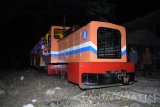 Sejumlah orang naik kereta yang ditarik lokomotif kuno di sekitar Pabrik Gula (PG) Soedono, Ngawi, Jawa Timur, Rabu (10/5) malam. Lokomotif peninggalan masa pemerintahan Belanda tersebut saat tidak digunakan untuk mengangkut tebu difungsikan untuk kereta wisata yang banyak diminati masyarakat dengan ongkos Rp5.000 per orang mengelilingi lingkungan PG Soedono yang berdiri pada 1888. Antara Jatim/Foto/Siswowidodo/zk/17