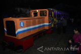Sejumlah orang naik kereta yang ditarik lokomotif kuno di sekitar Pabrik Gula (PG) Soedono, Ngawi, Jawa Timur, Rabu (10/5) malam. Lokomotif peninggalan masa pemerintahan Belanda tersebut saat tidak digunakan untuk mengangkut tebu difungsikan untuk kereta wisata yang banyak diminati masyarakat dengan ongkos Rp5.000 per orang mengelilingi lingkungan PG Soedono yang berdiri pada 1888. Antara Jatim/Foto/Siswowidodo/zk/17