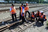 Vice President PT Kereta Api Indonesia (KAI) Daerah Operasi (Daop) 9 Jember Aslikan (kedua kanan), dan manajemen KAI memeriksa jalur rel kereta api di Jember, Jawa Timur, Rabu (10/5). PT KAI Daop 9 Jember melakukan pemeriksaan jalur rel, persinyalan, wesel dan sarana prasarana sepanjang 261 Km di wilayah kerja Daop 9 yakni mulai Kabupaten Pasuruan hingga Banyuwangi menjelang masa angkutan Lebaran 2017.
Antara Jatim/Seno/zk/17.