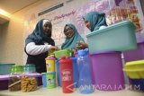 General Manager Marketing Communication Medina Dewi Hendrati (kiri) berbincang dengan peserta disela pengenalan wadah plastik halal Medina di surabaya, Jawa Timur, Kamis (11/5). Medina meluncurkan foodware plastik halal pertama di Indonesia untuk memenuhi kebutuhan masyarakat Indonesia terkait dengan gaya hidup sehat dan halal. Antara Jatim/Zabur Karuru/17