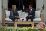 Presiden Joko Widodo (kanan) berbincang dengan Presiden Chile Michelle Bachelet (kiri) di teras belakang Istana Merdeka, Jakarta, Jumat (12/5). Kedua kepala negara beserta masing-masing delegasi melakukan pertemuan bilateral untuk meningkatkan kerja sama di bidang ekonomi dan perdagangan, diplomatik, kelautan, perikanan dan sosial budaya. ANTARA FOTO/Widodo S Jusuf/wdy/17.