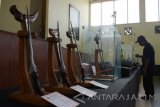 Pengunjung mengamati keris saat digelar pameran dan bursa keris nusantara di Gedung Korpri Kabupaten Madiun, Jawa Timur, Kamis (11/5). Pameran dan bursa keris nusantara yang digelar komunitas pecinta pusaka hingga 14 Mei tersebut menampilkan ratusan keris berbagai jenis dan masa pembuatan. Antara Jatim/Foto/Siswowidodo/zk/17