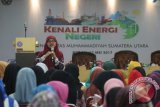 Area Manager Communication and Relations Sumbagut PT Pertamina MOR I, Fitri Erika menyampaikan materi pada Seminar "Kenali Eenergi Negeri" di Universitas Muhammadiyah Sumatera Utara (UMSU) di Medan, Sumut, Jumat (12/5). Diharapkan melalui kegiatan tersebut dapat memberikan pemahaman kepada para mahasiswa tentang ketahanan energi dalam negeri guna menjaga kemandirian energi bangsa. ANTARA SUMUT/Irsan Mulyadi/17