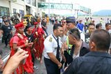 Sejumlah pengunjuk rasa dihalau petugas pengamanan bndara saat melakukan sweeping di Bandara Internasional Sam Ratulangi Manado, Sulawesi Utara, Sabtu (13/5). Massa yang terdiri dari sejumlah ormas tersebut menolak kunjungan kerja Wakil Ketua DPR Fahri Hamzah di Manado, menyusul beredarnya pesan berantai yang menyebutkan kedatangannya didampingi salah seorang sekjen Front Pembela Islam (FPI). ANTARA FOTO/Kalino/Adw/aww/17.