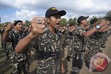 Sejumlah anggota Banser meneriakkan yel-yel dalam Apel Kebangsaan di Lapangan Lumintang, Denpasar, Minggu (14/5). Ratusan anggota Banser dan Gerakan Pemuda Ansor Bali mendukung pemerintah untuk membekukan/membubarkan ormas yang berpotensi memecah belah persatuan dan kesatuan bangsa. Antara Bali/Nyoman Budhiana/17.