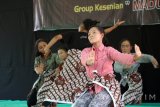 Sejumlah penari menari Tari Parang Barong karya Koreografer Kabupaten Bojonegoro, Jawa Timur, Regi yang dipersiapkan dalam Festival Karya Tari se-Jawa Timur di Surabaya, 18 Mei. Tari Parang Barong yang mengadopsi ceritera rakyat di Kelurahan Ledokkulon, Kecamatan Kota, terkait pemakaian kain Jarit Parang Barong. ditampilkan di pangung Wisata Bintang Kelap-Kelip, Sabtu (13/5). Antara Jatim/Slamet Agus Sudarmojo/zk/17