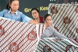 Sejumlah penari menari Tari Parang Barong karya Koreografer Kabupaten Bojonegoro, Jawa Timur, Regi yang dipersiapkan dalam Festival Karya Tari se-Jawa Timur di Surabaya, 18 Mei. Tari Parang Barong yang mengadopsi ceritera rakyat di Kelurahan Ledokkulon, Kecamatan Kota, terkait pemakaian kain Jarit Parang Barong. ditampilkan di pangung Wisata Bintang Kelap-Kelip, Sabtu (13/5). Antara Jatim/Slamet Agus Sudarmojo/zk/17