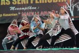 Sejumlah penari menari Tari Parang Barong karya Koreografer Kabupaten Bojonegoro, Jawa Timur, Regi yang dipersiapkan dalam Festival Karya Tari se-Jawa Timur di Surabaya, 18 Mei. Tari Parang Barong yang mengadopsi ceritera rakyat di Kelurahan Ledokkulon, Kecamatan Kota, terkait pemakaian kain Jarit Parang Barong. ditampilkan di pangung Wisata Bintang Kelap-Kelip, Sabtu (13/5). Antara Jatim/Slamet Agus Sudarmojo/zk/17