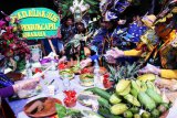 Peserta Festival Rujak Uleg menyelesaikan pembuatan rujak yang digelar di Sepanjang Jalan Kembang Jepun Surabaya, Minggu (14/5). Festival yang merupakan event tahunan dalam rangka memperingati HJKS -724 tersebut diikuti oleh 1500 peserta dengan menggenakan kostum unik. Antara jatim/Abdullah Rifai/zk/17