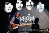 Gitaris sekaligus vokalis grup musik legendaris Koes Plus Yon Koeswoyo menghibur warga saat konser di Taman Suroboyo, Surabaya, Jawa Timur, Sabtu (13/5) malam. Penampilan Koes Plus tersebut dalam rangka menyambut HUT Ke-724 Kota Surabaya. Antara Jatim/Didik Suhartono/zk/17