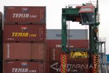 Pekerja turun dari tangga alat pengangkat kontainer di Terminal Teluk Lamong, Surabaya, Jawa Timur, Jumat (12/5). PT Pelabuhan Indonesia (Pelindo) III (Persero) mencatat pencapaian laba bersih secara korporasi di tahun 2016 mencapai Rp. 1,51 triliyun atau meningkat sebesar 30 persen dibandingkan tahun 2015 yang sebesar Rp. 1,16 triliyun. Antara Jatim/Didik Suhartono/zk/17