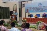 Menteri Pendidikan dan Kebudayaan RI Muhadjir Effendy (kiri) didampingi  Wakil Gubernur Provinsi Bengkulu Rohidin mersyah (tengah) mensosialisasikan bantuan pemerintah pendamping sekolah pelaksana kurikulum 2013 di Lembaga Penjamin Mutu Pendidikan (LPMP) Provinsi Bengkulu, Minggu (14/5). Kunjungan Menteri Menteri Pendidikan dan Kebudayaan RI Muhadjir Effendy bertujuan untuk  mensosialisasikan bantuan pemerintah pendamping sekolah pelaksana kurikulum 2013 dan sekolah model untuk jenjag SMP, SMA dan SMK se-provinsi Bengkulu serta penerapan wajib balajar anak selama delapan jam dan waktu libur pada anak sekolah sabtu dan minggu pada tahun ajaran baru. ANTARA FOTO/David Muharmansyah/17