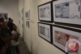 Pengunjung mengamati karya seni grafis saat pameran bertajuk Explora(c)tion di Bentara Budaya Bali, Sabtu (13/5) malam. Pameran para seniman yang tergabung dalam Komunitas Studio Grafis Undiksha tersebut memamerkan puluhan karya dengan berbagai teknik grafis. Antara Bali/Fikri Yusuf/17