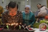 Wapres Jusuf Kalla (kiri) didampingi Ibu Mufidah Jusuf Kalla (kedua kiri) meniup lilin ketika HUT Jusuf Kalla di Jakarta, Senin (15/5). HUT ke-75 itu diselenggarakan dengan sederhana yang dihadiri keluarga serta para sahabat. ANTARA FOTO/Saptono/wdy/17