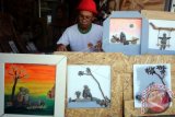 Pengrajin memproses lukisan yang dibuat dari batu kali di salah satu sentra di Blitar, Jawa Timur, Senin (15/5). Lukisan batu kali yang dijual dengan harga Rp100.000-Rp200.000 tersebut dipasarkan ke beberapa kota besar seperti Malang, Surabaya, Bandung, dan Jakarta. ANTARA FOTO/Irfan Anshori/wdy/17.