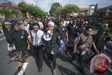 Anggota Perguruan Sandhi Murti bersama anggota Patriot Garuda Nusantara dan perwakilan organisasi massa (Ormas) Bali berorasi menuntut tindak lanjut kasus Munarman di Polda Bali, Senin (15/5). Para pengunjuk rasa menuntut penahanan Juru Bicara Front Pembela Islam (FPI), Munarman yang telah ditetapkan sebagai tersangka pada kasus dugaan fitnah Pecalang Bali namun hingga saat ini dinilai tidak ada kelanjutan proses hukumnya. Antara Bali/Nyoman Budhiana/17.