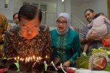 Wakil Presiden Jusuf Kalla (kiri) didampingi Ibu Mufidah Jusuf Kalla meniup lilin ulang tahun di Jakarta, Senin (15/5/2017). HUT ke-75 Jusuf Kalla itu diselenggarakan dengan sederhana yang dihadiri keluarga serta para sahabat. (ANTARA FOTO/Saptono)