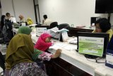 Sejumlah pasien berkonsultasi saat terjadi gangguan karena virus Ransomware WannaCrypt atau WannaCry di Rumah Sakit Kanker Dharmais, Jakarta, Senin (15/5). Virus cyber jenis Ransomware WannaCry telah menyerang sistem 'Information Technology' (IT) RS Dharmais sehingga menyebabkan akses data rumah sakit terkunci dan mengakibatkan penanganan medis terhambat. Virus tersebut menyerang 60 unit komputer dari total 600 unit komputer yang ada di RS Kanker Dharmais. ANTARA FOTO/Galih Pradipta/kye/17