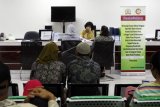 Sejumlah pasien mengantre saat terjadi gangguan karena virus Ransomware WannaCrypt atau WannaCry di Rumah Sakit Kanker Dharmais, Jakarta, Senin (15/5). Virus cyber jenis Ransomware WannaCry telah menyerang sistem 'Information Technology' (IT) RS Dharmais sehingga menyebabkan akses data rumah sakit terkunci dan mengakibatkan penanganan medis terhambat. Virus tersebut menyerang 60 unit komputer dari total 600 unit komputer yang ada di RS Kanker Dharmais. ANTARA FOTO/Galih Pradipta/kye/17