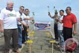 Pelaksanaan Konvensi Lions Clubs ke-41, 10-12 Mei 2017 di Kota Pontianak, Provinsi Kalimantan Barat. Diawali dengan bakti sosial berupa penanaman pohon Mangrove, kegiatan tersebut kerja sama antara Perkumpulan Lions Indonesia dengan WWF Program Kalbar dan Mempawah Mangrove Conservation (MMC) yang mengelola Mempawah Mangrove Park (MMP) di kabupaten itu. (Foto Antara Kalbar/Slamet Ardiansya).