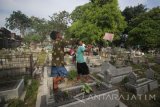 Sejumlah anak bermain layangan di kompleks Taman Pemakamam Umum (TPU) Rangkah, Surabaya, Jawa Timur, Selasa (16/5). TPU tersebut dimanfaatkan untuk bermain bagi anak yang tinggal di sekitar pemakaman itu karena minimnya lahan bermain. Antara Jatim/Moch Asim/zk/17