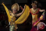 Dua remaja membawakan Tari Oleg Tamulilingan dalam lomba tari pada pagelaran kesenian Bali Mandara Nawanatya II tahun 2017 di Taman Budaya Denpasar, Rabu (17/5). Lomba tari Bali tersebut diikuti 18 peserta yang merupakan salah satu dari 198 pagelaran kesenian tahun ini sebagai ajang kreatifitas seni dan kontemporer bagi remaja. Antara Bali/Nyoman Budhiana/17.