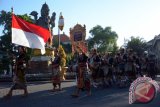 Sejumlah seniman menampilkan parade Baleganjur dalam rangkaian peringatan serangan umum Kota Denpasar ke-71 di Lapangan Puputan Badung, Rabu (17/5). Parade yang digelar selama dua hari tersebut diikuti oleh 20 kelompok/karang taranuna di Kota Denpasar untuk  memberikan ruang kreativitas kepada seniman muda sekaligus menarik wisatawan datang ke Pulau Dewata. ANTARA FOTO/Wira Suryantala/17.