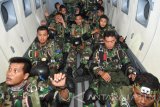 Sejumlah pasukan khusus Intai Amfibi-1 (Taifib-1) Marinir berada di pesawat Casa NC212 milik Skuadron Udara 600 Wing Udara 1 Puspenerbal ketika latihan terjun tempur (junpur) di Lanudal TNI AL Juanda Surabaya, Selasa (16/5) malam. Junpur malam tersebut bertujuan untuk mengasah kemampuan dalam mendukung operasi dan pendaratan khusus (Ratsus) di medan tempur, sebagai pasukan khusus Korps Marinir TNI AL. Antara Jatim/M Risyal Hidayat/zk/17
