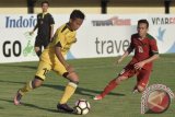 Pesepak bola Tim Nasional U-19, Egy Maulana (kanan) berebut bola dengan pesepak bola Celebest FC, Donny Irvana saat pertandingan uji coba di Stadion Kapten I Wayan Dipta, Gianyar, Bali, Rabu (17/5). Pertandingan uji coba dalam rangkaian pemusatan latihan Timnas U-19 di Bali tersebut berakhir dengan skor imbang 1-1. Antara Bali/Fikri Yusuf/17