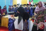 Bunda Paud Kabupaten Tanah Laut Arry Suryandhini Bambang Alamsyah mewisuda murid TK Al-quran Plus Walladun Sholeh dan Kelompok Bermain Permata Hati angkatan XIII tahun ajaran 2016/2017, di Gor Tapandang Berseri Pelaihari, Rabu (17/5). Foto:Antaranews Kalsel/Arianto/G.
