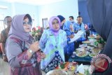 Ketua TP PKK Kota Banjarbaru Hj Ririen Nadjmi mencicipi masakan salah satu peserta Lomba Masak serba Ikan Tingkat Kota Banjarbaru hasil kerjasama Dinas Ketahanan Pangan Pertanian dan Perikanan Kota Banjarbaru dengan Tim Penggerak PKK Kota Banjarbaru. Bertempat di Aula UPTD Balai Benih Ikan Kelurahan Mentaos Banjarbaru, Rabu (17/05. Juara 1 lomba cipta menu serba ikan untuk keluarga diraih oleh Kecamatan Cempaka, Juara II Kecamatan Landasan Ulin, Juara III  Kelurahan guntung Manggis, dan Juara 1 lomba cipta menu serba ikan untuk anak-anak/balita Kelurahan Cempaka, Juara II Kecamatan Cempaka dan Juara III Kelurahan Guntung Paikat.(Foto Antaranews Kalsel/uviek/f)