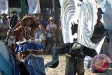 Seniman menampilkan tarian bertema bahari saat pembukaan Badung Bahari Festival 2017 di Tanjung Benoa, Badung, Bali, Jumat (19/5). Badung Bahari Festival 2017 yang menampilkan berbagai aktivitas seni dan olahraga bahari tersebut diharapkan dapat mengangkat citra dan potensi pariwisata bahari di kawasan Badung, Bali. Antara Bali/Fikri Yusuf/17