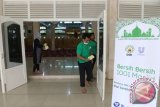 Petugas membersihkan Masjid Al Jihad pada Gerakan "Bersih-Bersih 1001 Masjid" di Medan, Sumatera Utara, Kamis (18/5). Kegiatan yang diprakarsai Dewan Masjid Indonesia dan PT Unilever Indonesia, dilaksanakan di 33 kabupaten/kota untuk menyambut Bulan Ramadan. ANTARA SUMUT/Irsan Mulyadi/17