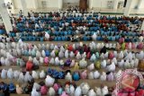 Sejumlah santri cilik didampingi orang tua mereka mengikuti kegiatan Gema Seribu Santri Berzikir di Masjid Baitussalahin, Ulee Kareueng, Banda Aceh, Aceh, Jumat (19/5). Kegiatan yang bertujuan untuk mengedukasi anak mengenai makna zikir itu diselenggarakan dalam rangka menyambut bulan Suci Ramadan. (ANTARA FOTO/Ampelsa)