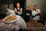 Satuan Tugas (Satgas) Pangan Polrestabes Surabaya memeriksa tumpukan karung berisi tepung roti dibuat dari bahan roti kedaluarsa yang dijual kepada salah satu pembuat makanan ringan di tempat produksi tepung roti di kawasan Bulak Banteng Madya, Surabaya, Jawa Timur, Kamis (18/5). Polisi mengamankan sejumlah barang bukti dalam temuan tersebut dan melakukan pemeriksaan pada tiga orang dalam kasus itu. Antara Jatim/Didik Suhartono/zk/17