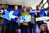 Wakil Walikota Pontianak, Edi Kamtono (tiga kanan) berfoto bersama Chief Commerce XL Axiata, Kirill Mankovski (dua kiri), Vice President (VP) XL Axiata North Region, Handono Warih (dua kanan) dan GM LTE Execution Assurance XL Axiata, Ronhugo Verry Leonard Tambunan (kanan) dan Regional Sales Manager XL North Region, Sustiyah (kiri) saat peluncuran layanan 4G LTE di Pontianak, Kalbar, Kamis (18/5). Setelah Kalimantan Selatan dan Kalimantan Timur, kini PT XL Axiata Tbk juga memperluas layanan 4G LTE di delapan kabupaten/kota di Kalimantan Barat yaitu Kota Pontianak dan Singkawang serta Kabupaten Kubu Raya, Ketapang, Mempawah, Bengkayang, Sambas dan Sanggau. ANTARA FOTO/Jessica Helena Wuysang/17.