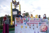 Aksi damai Kapuas Hulu menyuarakan stop kekerasan terhadap anak dan perempuan yang dilaksanakan di Bundaran Pancasila Kota Putussibau, Kapuas Hulu, Kalimantan Barat. Foto Antara Kalbar/Timotius/17.