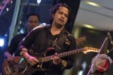 Gitaris I Wayan Balawan menghibur penggemarnya saat konser Balawan & the Gamelan Master di Kota Denpasar, Bali, Sabtu (20/5). Dalam penampilan tersebut, Balawan menampikan berbagai komposisi musik yang memadukan musik modern dengan gamelan tradisional Bali. Antara Bali/Fikri Yusuf17
