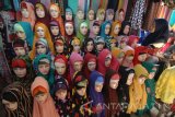 Pedagang menunggui hijab dagangannya di Pasar Kolpajung, Pamekasan, Jawa Timur, Jumat (19/5). Menjelang bulan ramadan permintaan busana muslim  meningka dibanding bulan-bulan sebelumnyat. Antara Jatim/Saiful Bahri/zk/17