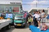 Zona Sales In Charge Sumatera TMDI, Rifin Tanuwidjaja (ketiga kanan) melepas peserta lomba irit Tata Super Ace di Medan, Sumatera Utara, Sabtu (20/5). Sebanyak 34 peserta angkutan kota dan pikap Tata Super Ace membuktikan keiritannya dalam kompetisi tersebut, dan pemenang pertama kelas angkot dan pikap membukukan angka 22,03 kpl dan 18,32 kpl. ANTARA SUMUT/Irsan Mulyadi/17